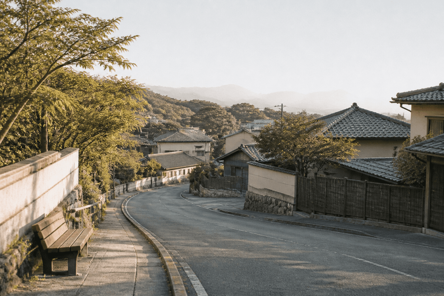 静かな住宅街のベンチと坂道